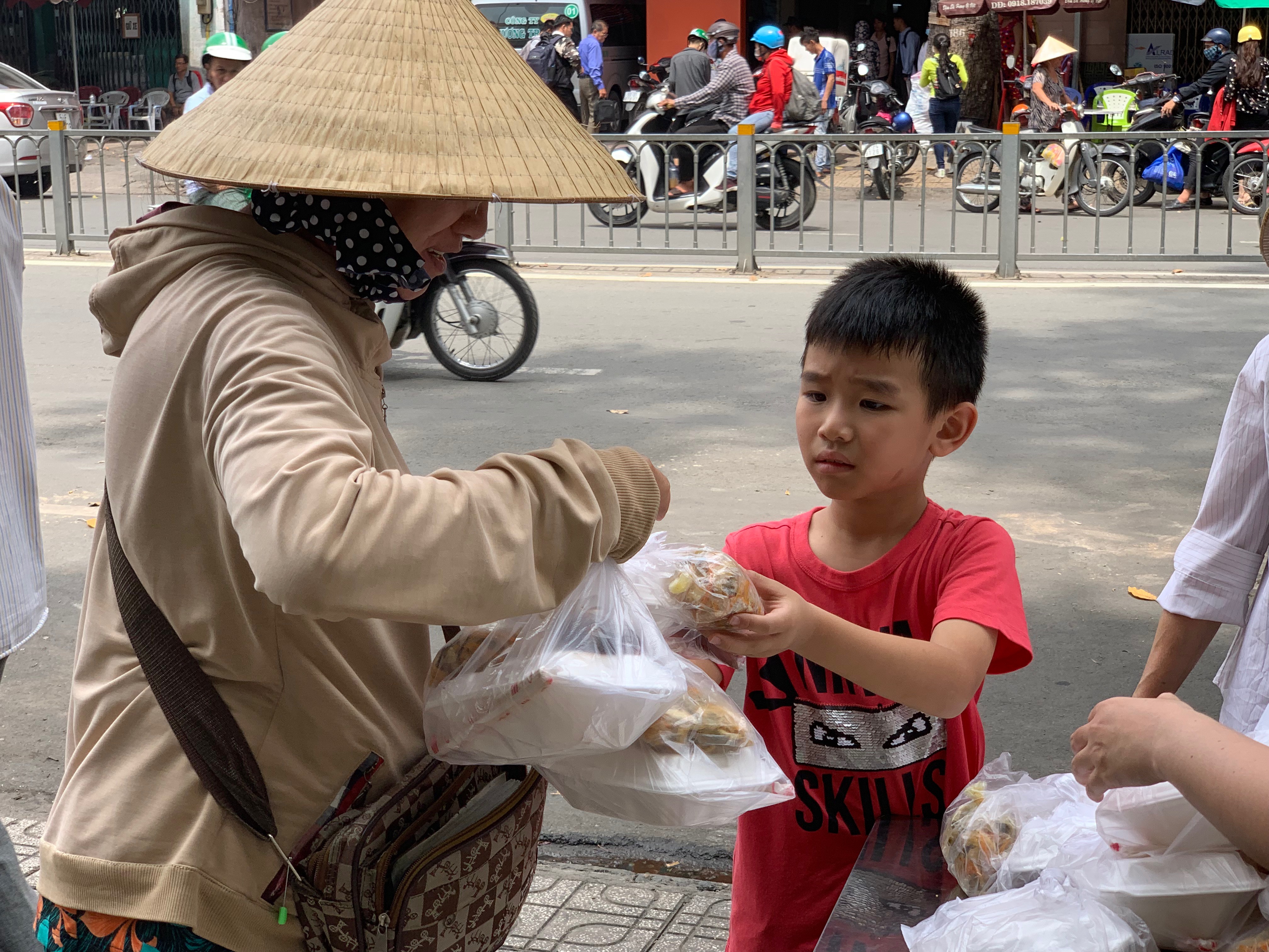 Người Sài Gòn sống chia sẻ, đều đặn mỗi tháng tặng… người dưng cơm chay