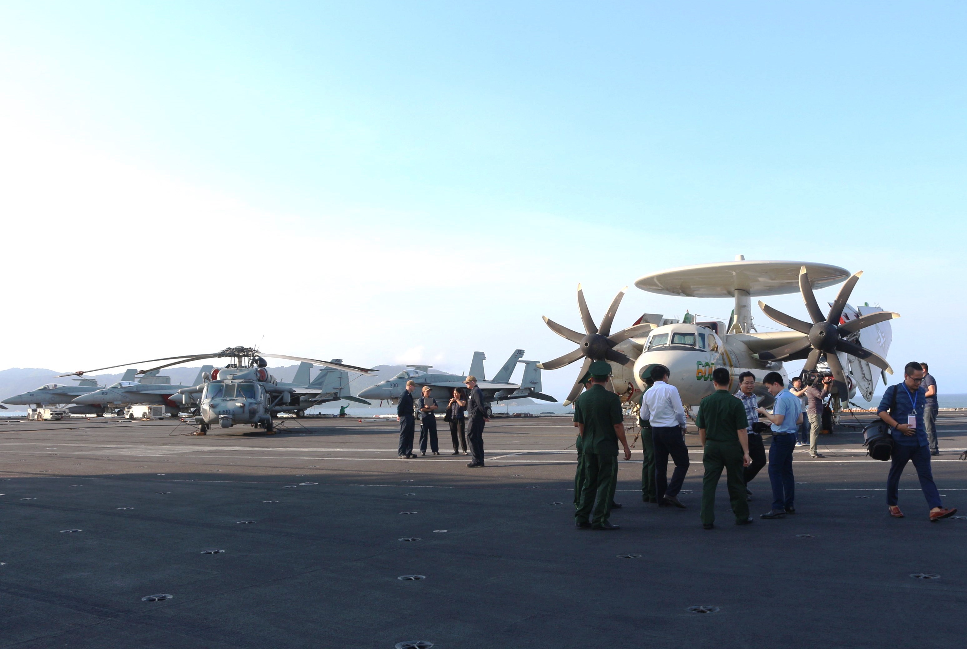 Khám phá tàu sân bay Mỹ thăm Đà Nẵng