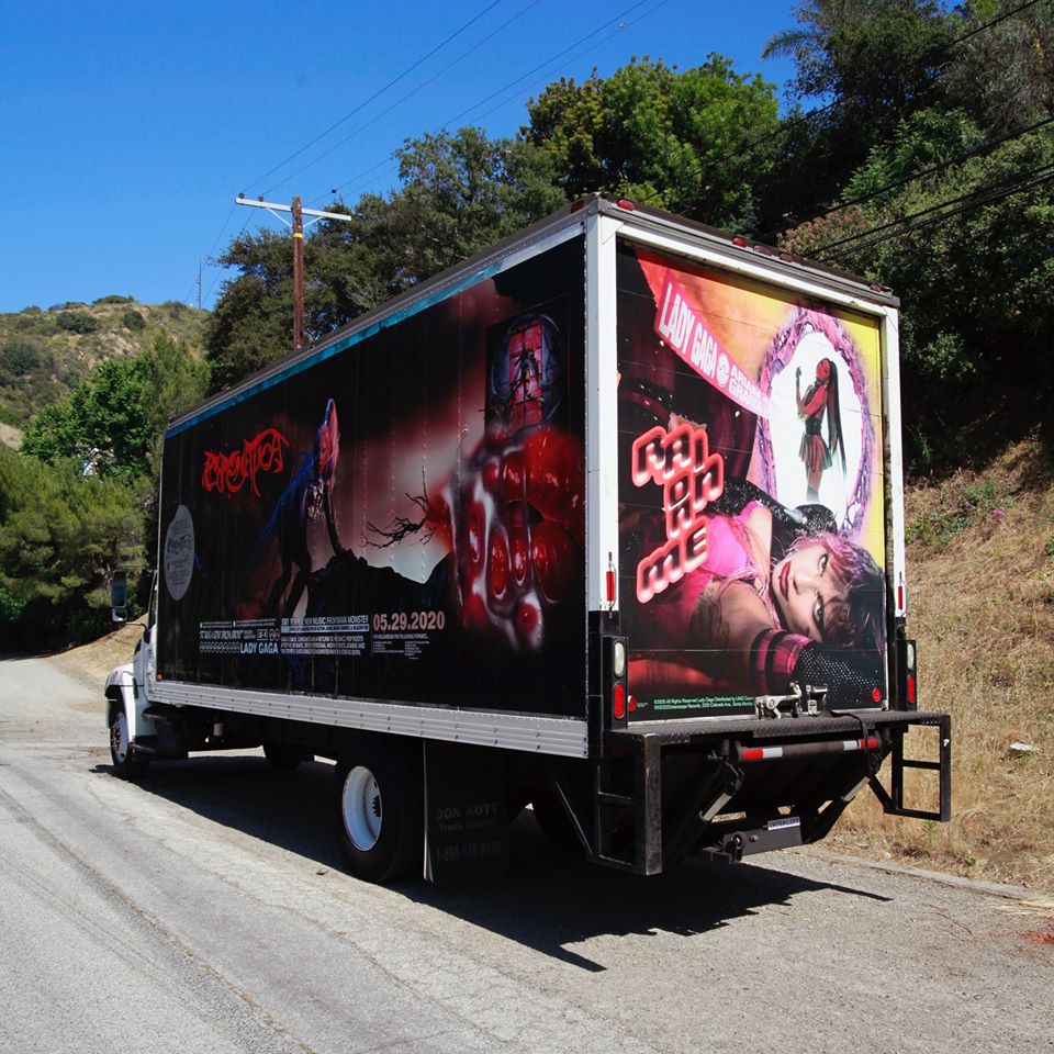 Lady Gaga mang khẩu trang gai, đích thân lái xe tải chở album đến nhà phân phối