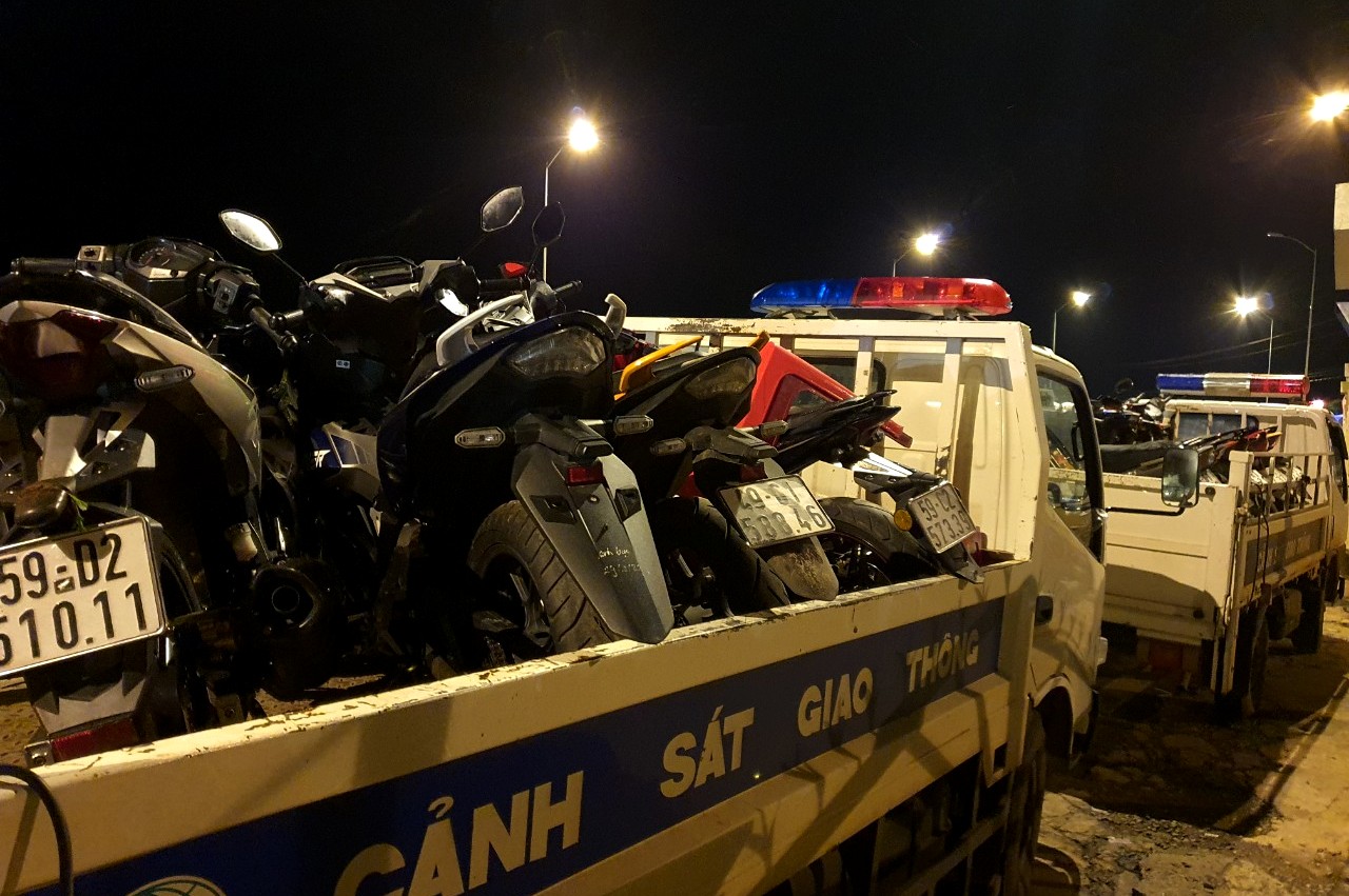 Nhiều xe máy, xe mô tô vi phạm lao thẳng vào lực lượng CSGT đang làm nhiệm vụ trên Quốc lộ 20