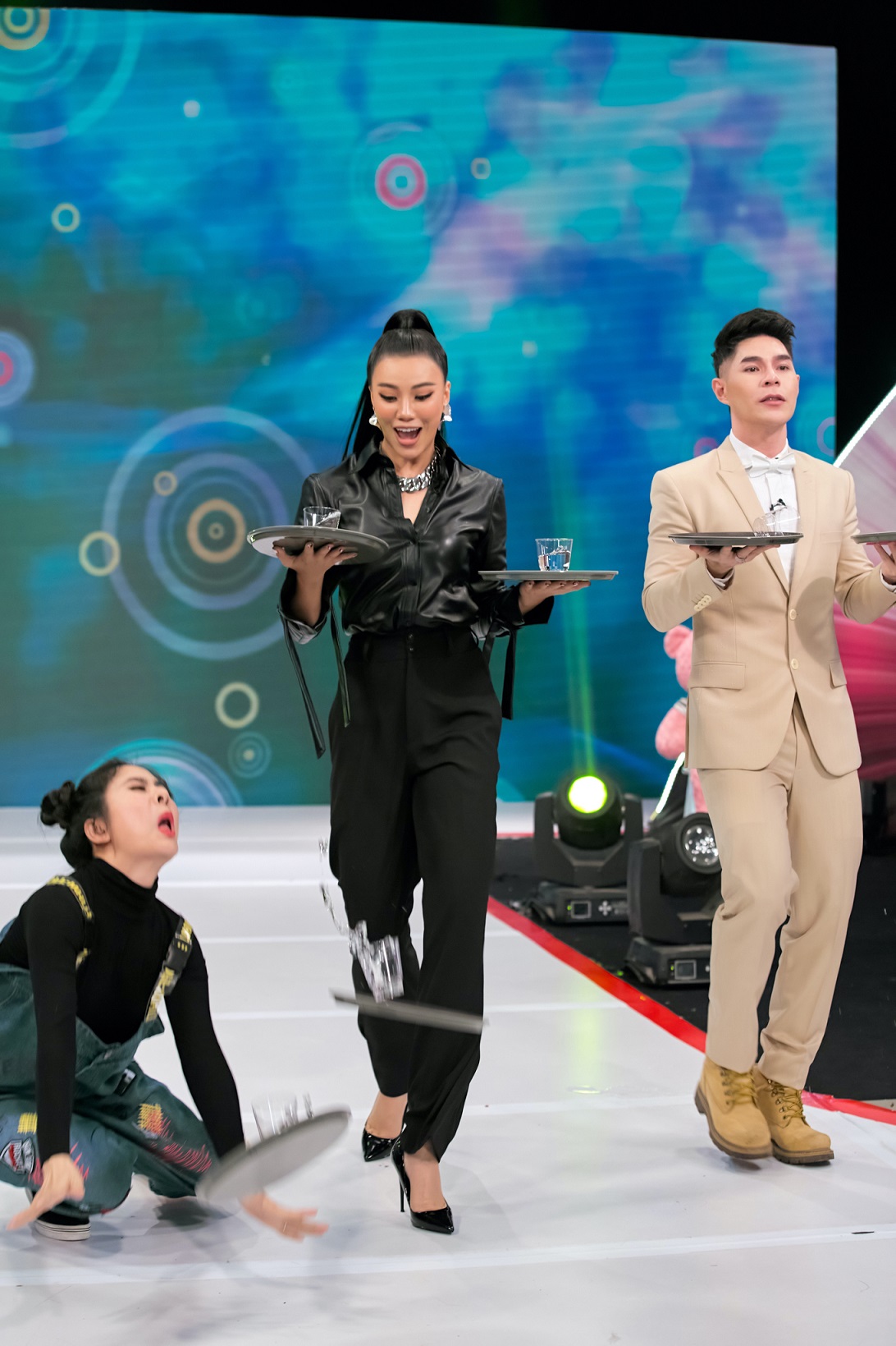 Vân Trang té ngã khi trình diễn catwalk