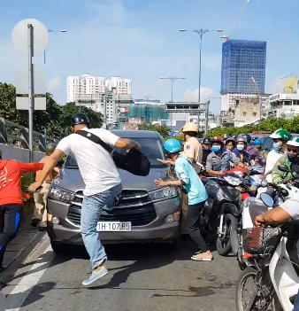 TP.HCM: Truy đuổi ô tô nghi gây tai nạn gây náo loạn đường phố
