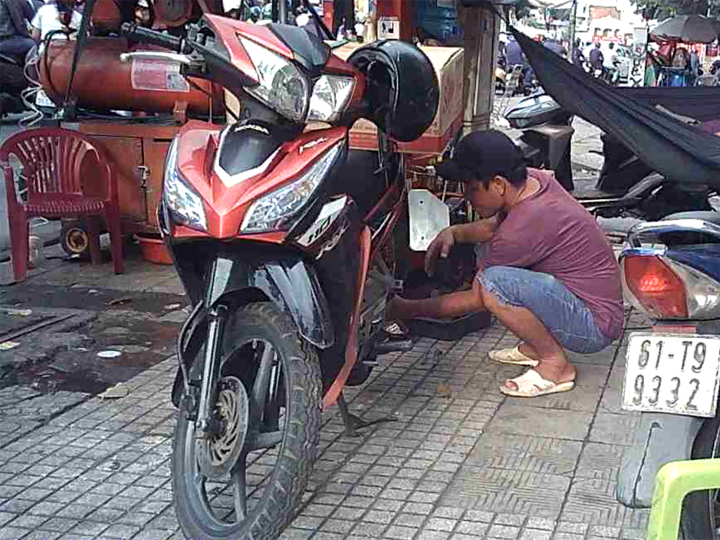 Tái diễn nạn vá xe kiểu “cướp cạn” giữa Sài Gòn