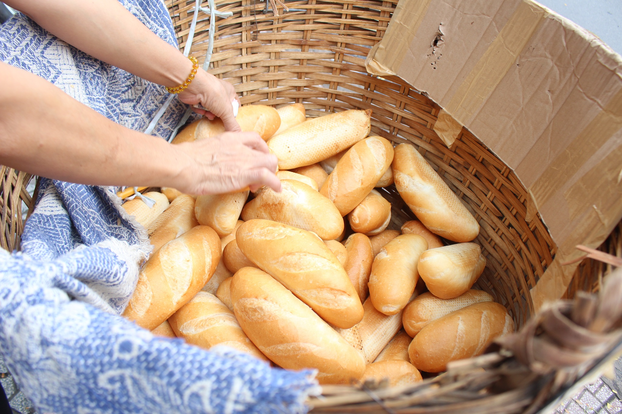 Chủ sọt bánh mì miễn phí quận Bình Thạnh: “Làm từ thiện có dễ”?
