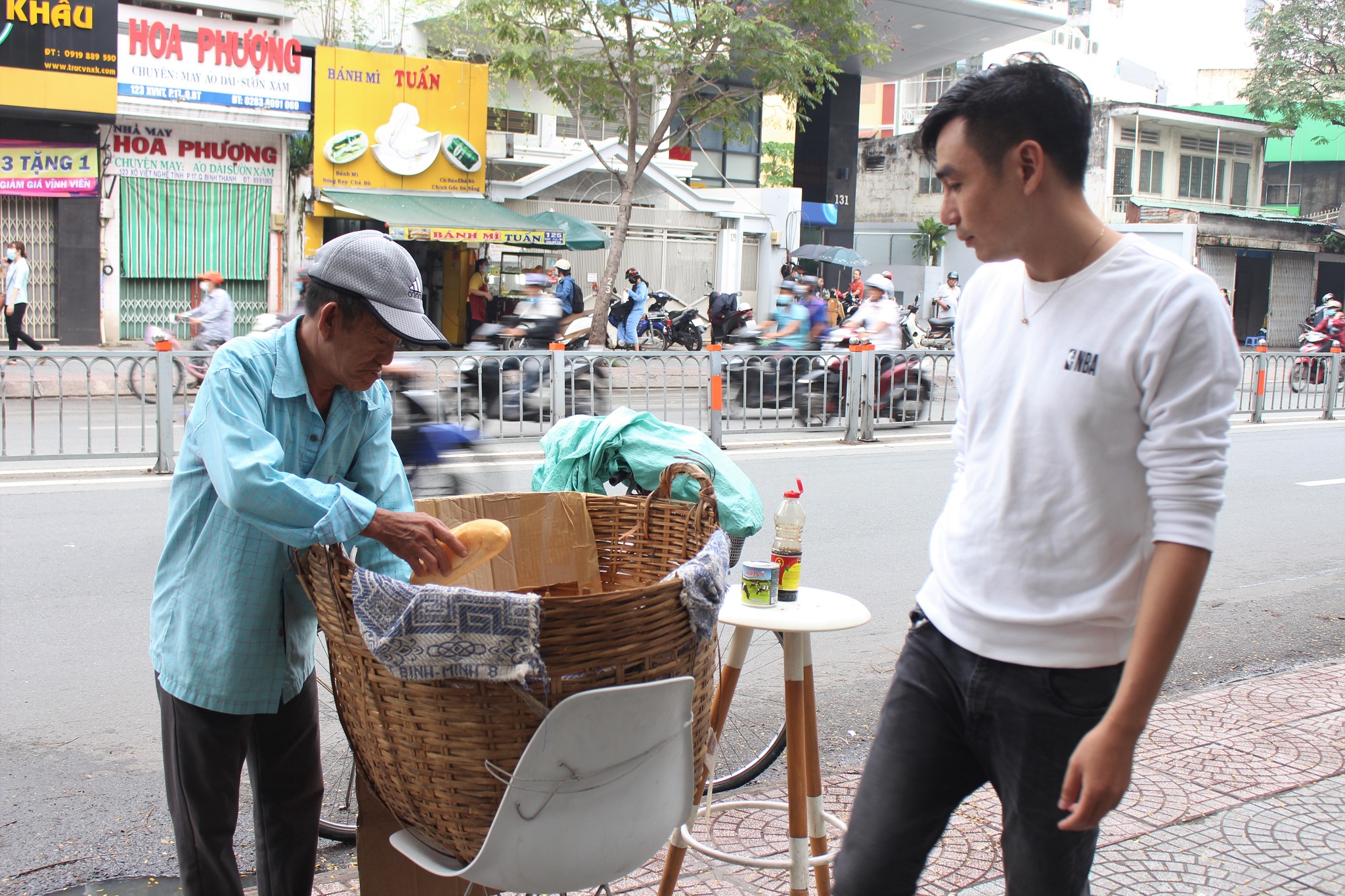Chủ sọt bánh mì miễn phí quận Bình Thạnh: “Làm từ thiện có dễ”?