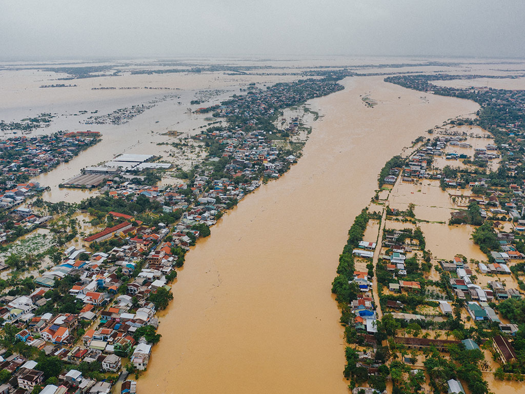 Lũ chồng lũ, miền Trung chìm trong nước