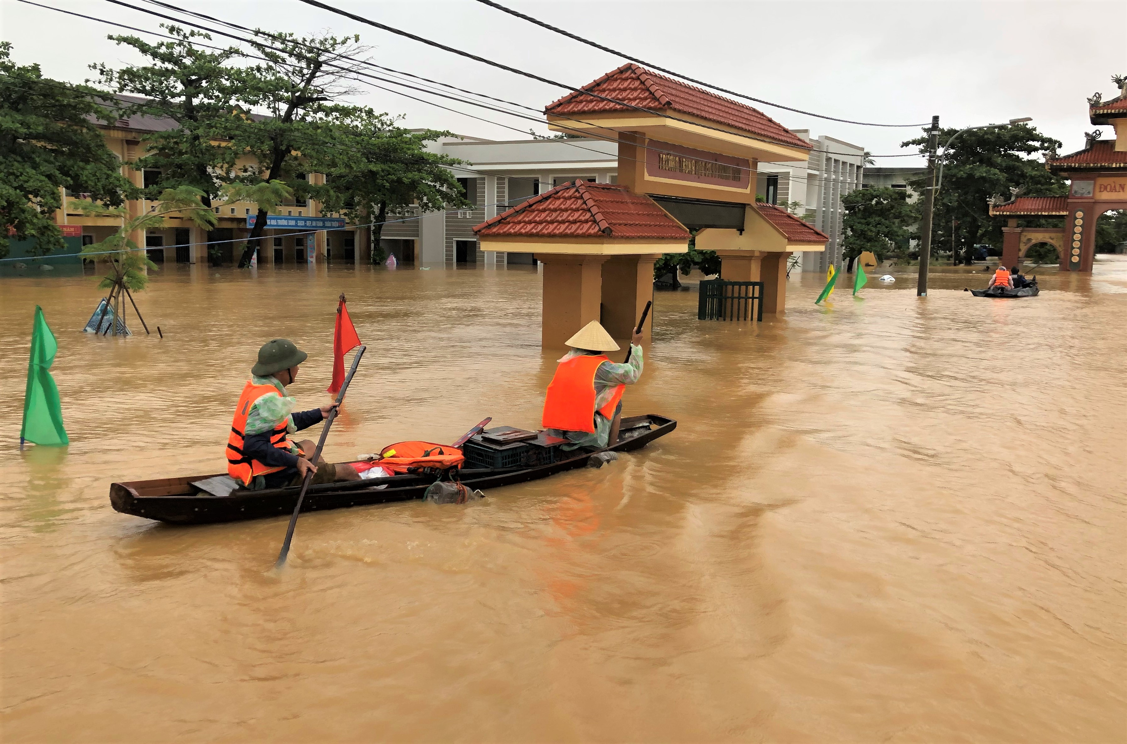 Chạy nạn trước lũ dữ 