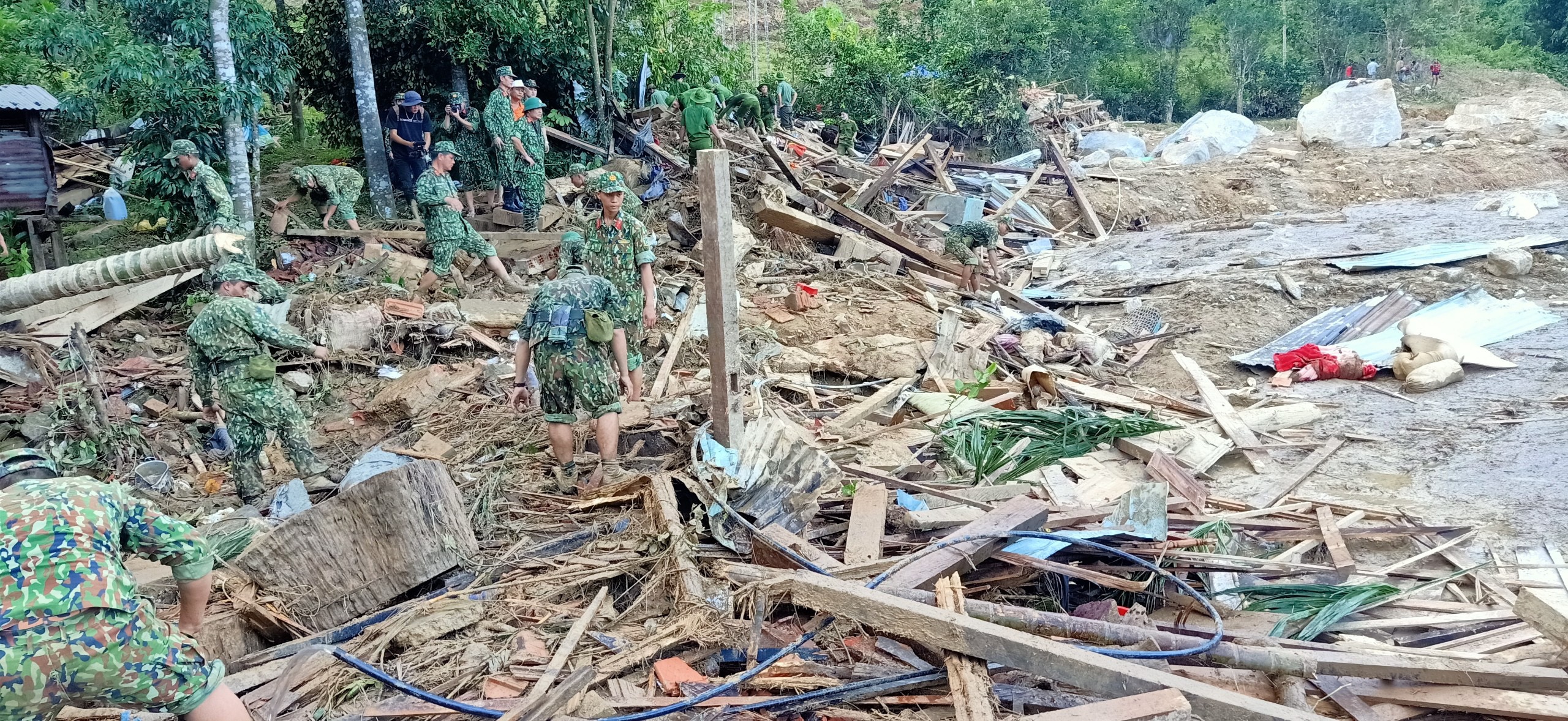 Thảm nạn ở vùng cao Quảng Nam: Chạy đua cứu nạn với thời tiết