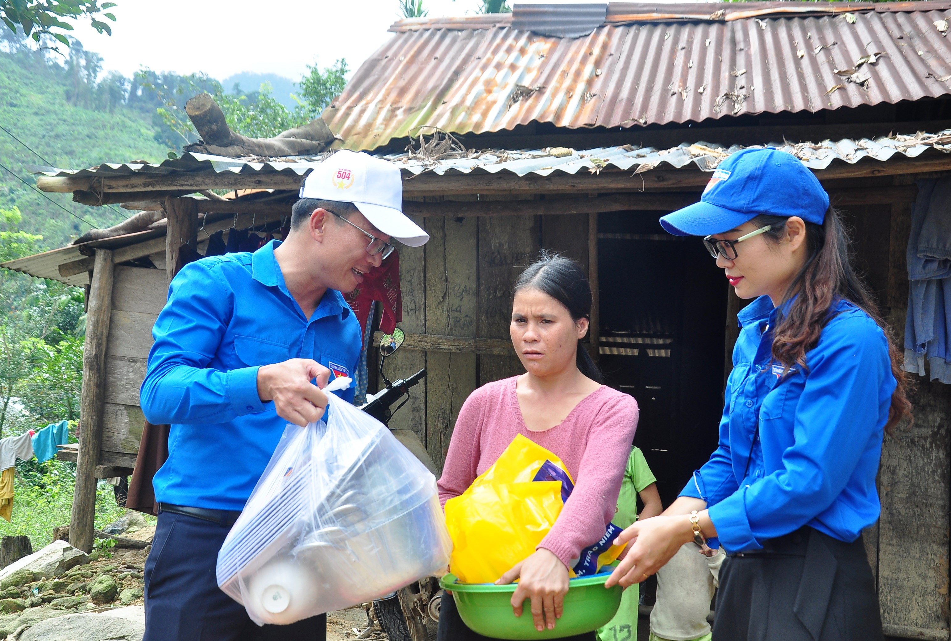 Vượt sông dựng nhà giúp dân