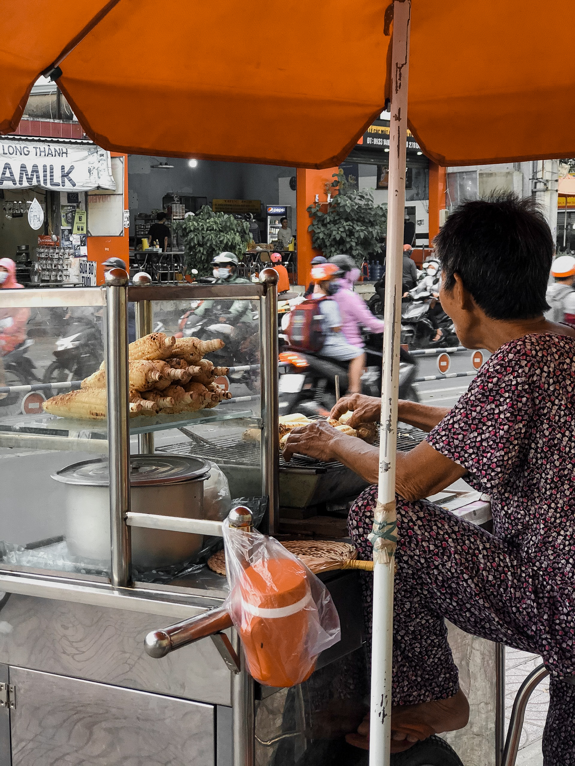 Bà cụ bán bắp nướng 14 năm ở Sài Gòn