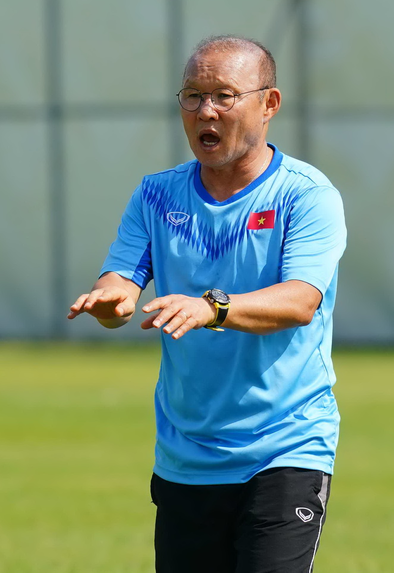Ông Park “ngồi ngoài” quan sát đội tuyển Việt Nam đá với U.22