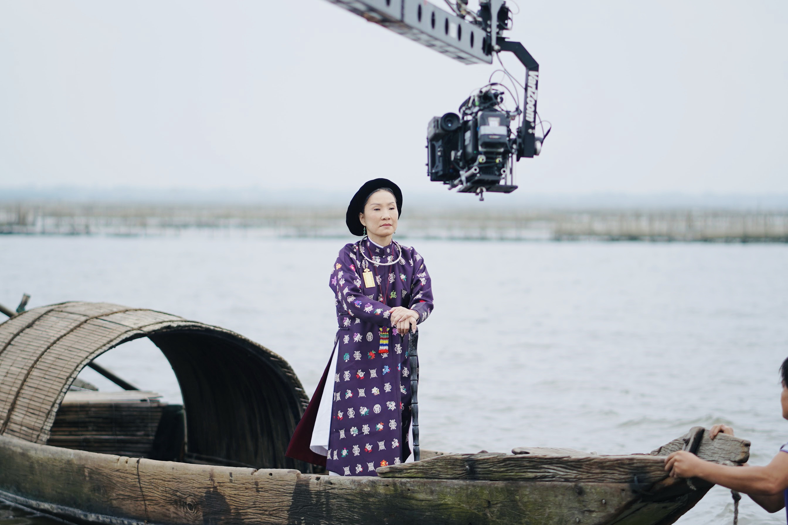 Nghệ sĩ Hồng Đào với cảnh quay tại phá Tam Giang trong phim Phượng khấu