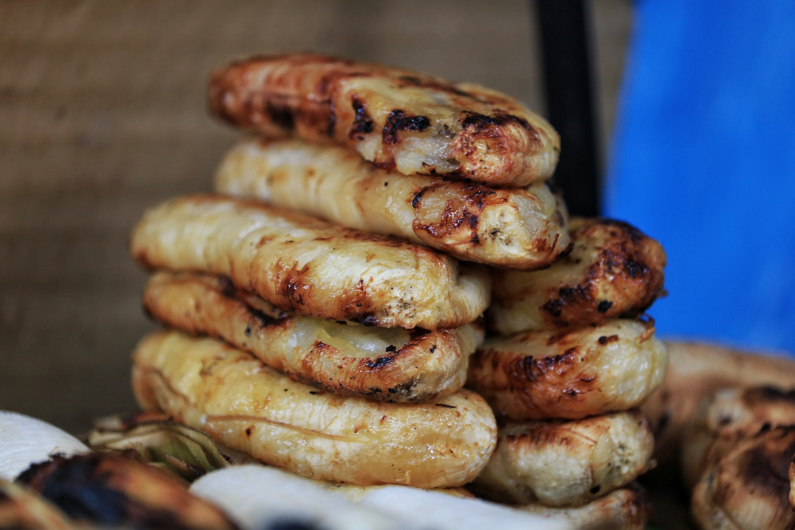 Gánh chuối nướng vỉa hè gần chợ Bình Tây: Có khách ăn lần 6 dĩa, còn mua mang về