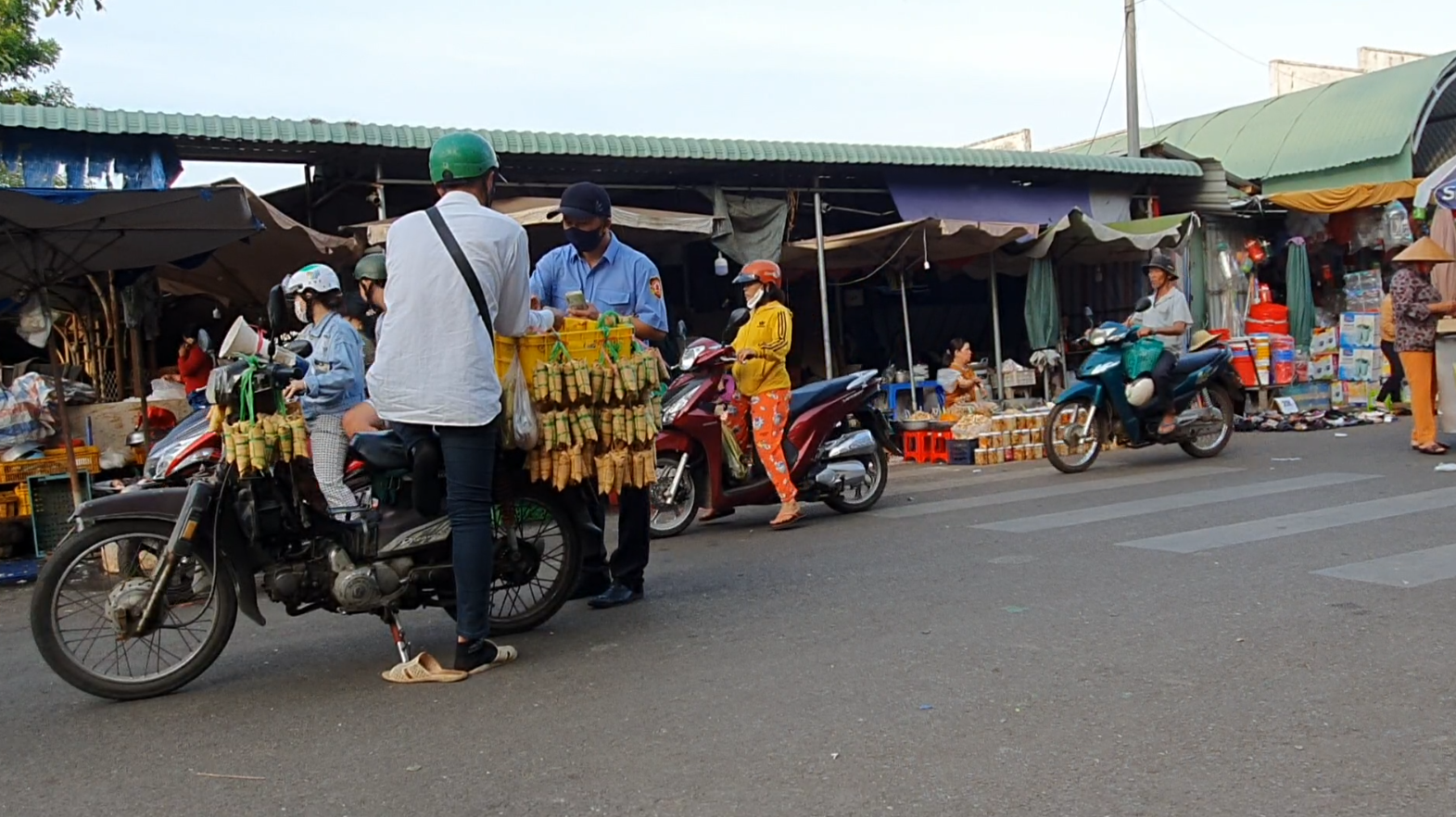 Quản lý chợ thu hoa chi hàng rong ngoài đường