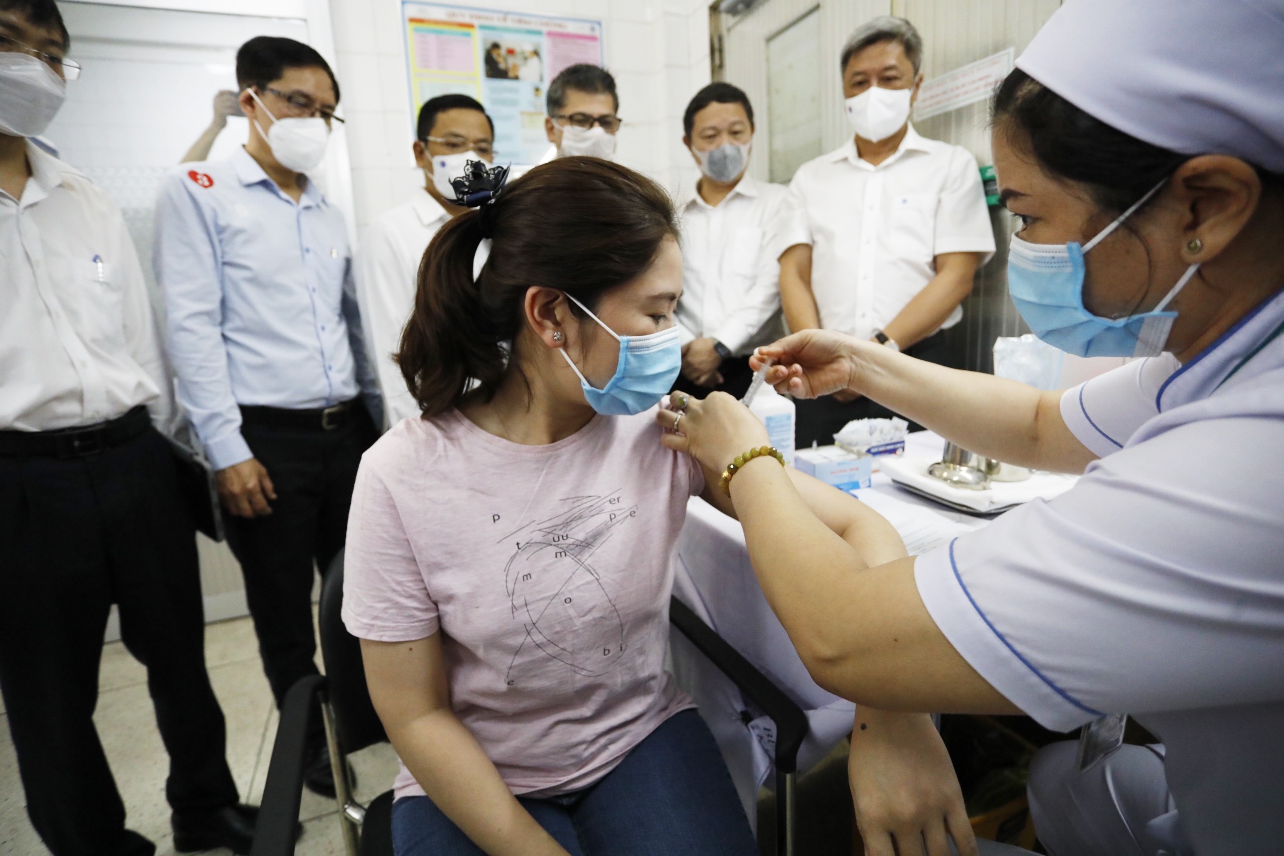 Ngày đầu tiêm vắc xin Covid-19 tại Việt Nam