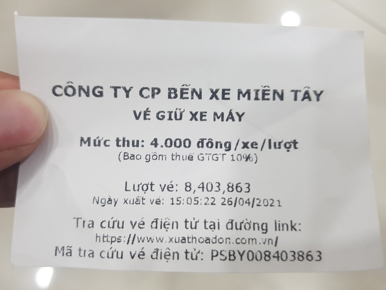 1. Vé xe máy vào cổng ở Bến xe Miền Đông có giá 7.000 đồng/lượt; 2. Ở Bến xe Miền Tây, giá vé xe máy vào cổng là 4.000 đồng/lượt; 3. Xe ba gác vào cổng ở Bến xe Miền Tây có giá 12.250 đồng/lượt, còn ở Bến xe Miền Đông là 60.000 đồng/lượt, gấp gần 5 lần