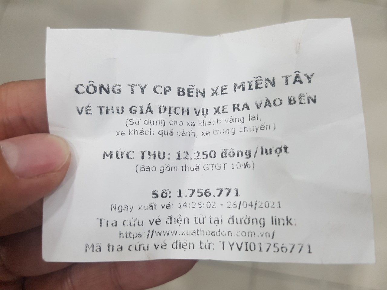 Xe ba gác vào cổng ở Bến xe Miền Tây có giá 12.250 đồng/lượt, còn ở Bến xe Miền Đông là 60.000 đồng/lượt, gấp gần 5 lần