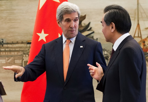 Ngoại trưởng Mỹ John Kerry (trái) trò chuyện với Ngoại trưởng Trung Quốc Vương Nghị 
