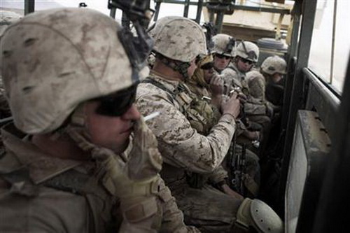 Lính thủy quân lục chiến Mỹ hút thuốc trong một chuyến tuần tra ở miền nam Afghanistan  - Ảnh: Reuters