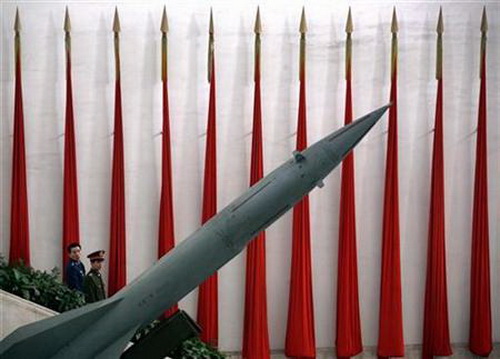 Tên lửa Hồng Kỳ-2 được trưng bày tại sảnh Bảo tàng Quân đội Trung Quốc ở Bắc Kinh  - Ảnh: Reuters