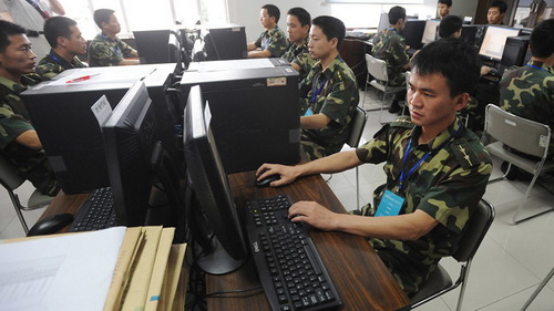 Binh sĩ Trung Quốc đang làm việc trên máy tính - Ảnh: AFP