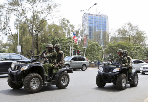 Cảnh sát Kenya ngồi xe đặc chủng tuần tra trên một tuyến đường chính tại thủ đô Nairobi - Ảnh: Reuters
