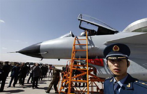 Một sĩ quan Không quân Trung Quốc đứng gác cạnh chiếc tiêm kích J-10 tại căn cứ Yangcun, ngoại ô Thiên Tân - Ảnh: Reuters