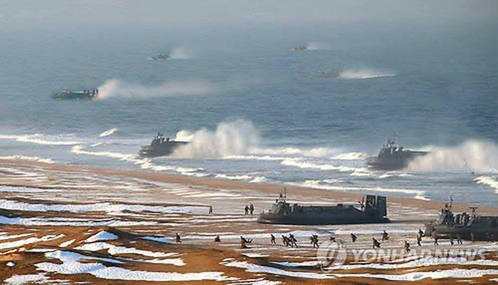 Khoảng 20 tàu đổ bộ đệm hơi của quân đội Triều Tiên đã được điều động đến một địa điểm gần biên giới Hàn Quốc vào hôm 24.8 - Ảnh: Yonhap