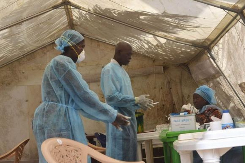 Các bác sĩ đang khám bệnh cho một bệnh nhân bị nghi nhiễm Ebola - Ảnh: Reuters