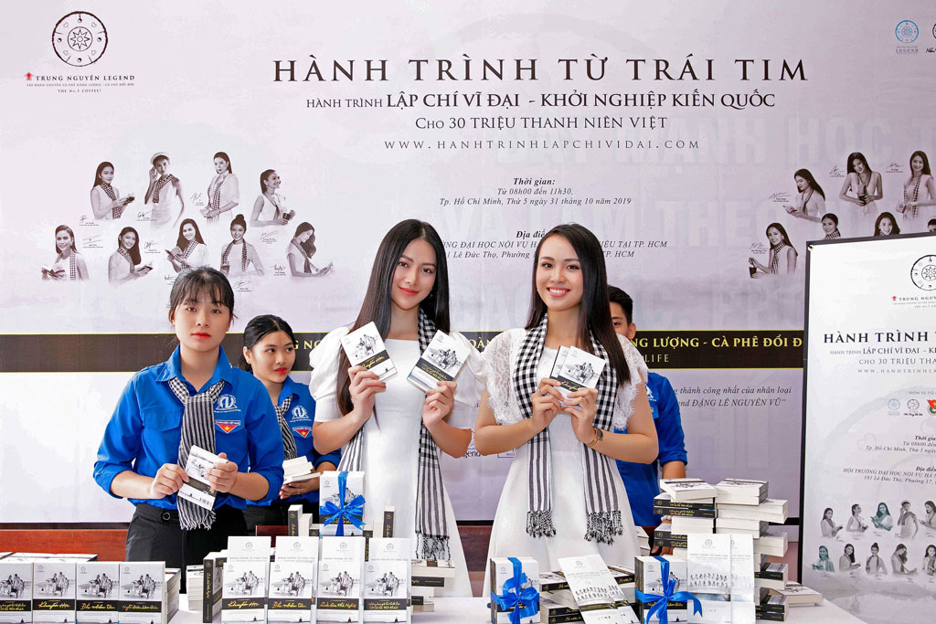 Hoa hậu Phương Khánh, người đẹp Thủy Tiên trao tặng những cuốn sách quý 