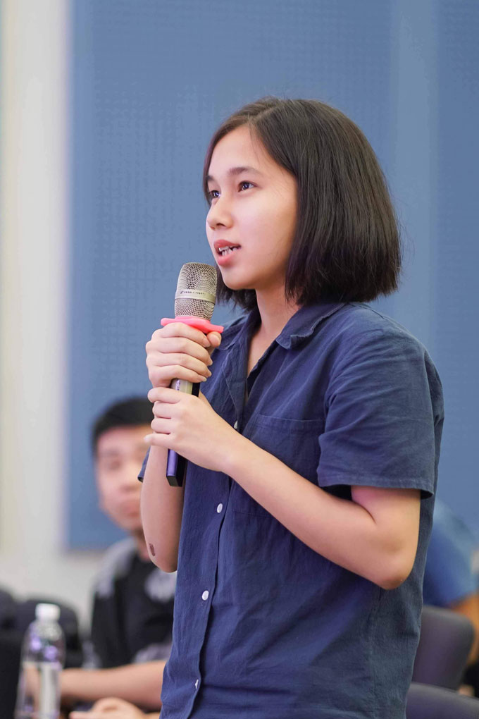 Bạn Thanh Tuyền, sinh viên Đại học Bách Khoa TP. Hồ Chí Minh hào hứng đặt câu hỏi cho các vị khách mời