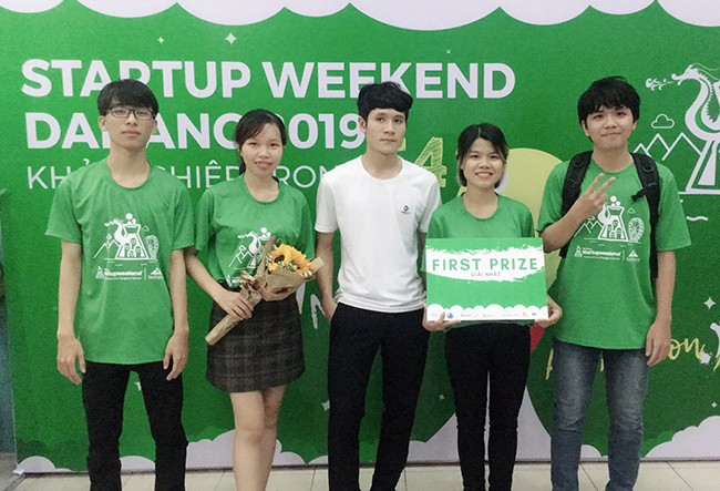 Nguyễn Thị Hồng Thấm (thứ 2 từ trái sang) cùng các bạn trong nhóm nhận giải Nhất
