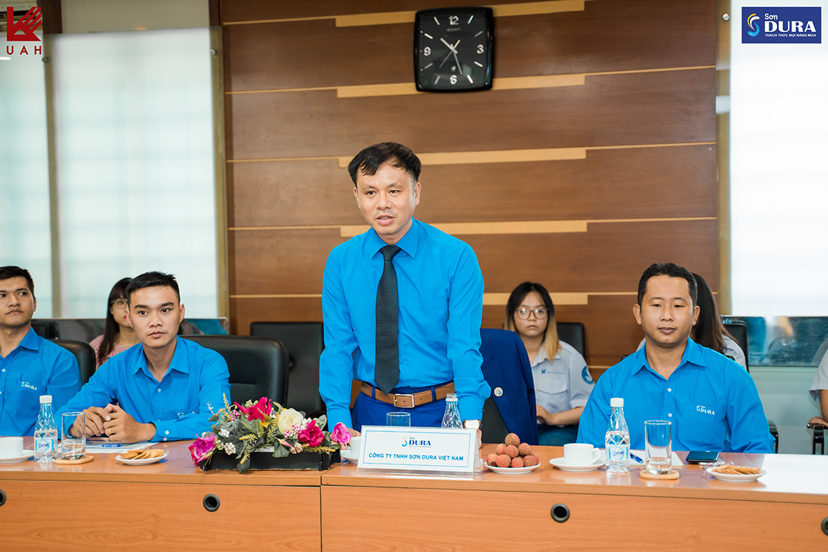   Ông Phan Anh Tuấn - TGĐ Công ty TNHH Sơn Dura cám ơn trường ĐH Kiến Trúc đã tạo điều kiện cho sự hợp tác của hai đơn vị