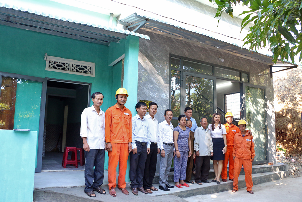 Trao nhà tình nghĩa cho gia đình bà Nguyễn Thị Thúy