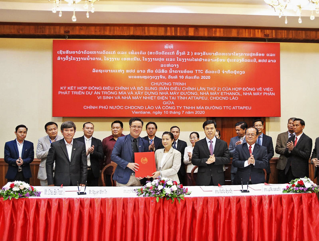 Bà KhamChanh - Thứ trưởng Bộ Kế hoạch và Đầu tư nước CHDCND Lào và ông Nguyễn Minh Tín - Đại diện TTCA đã tiến hành ký kết về việc TTCA chính thức được tô nhượng thêm 3.127 ha đất