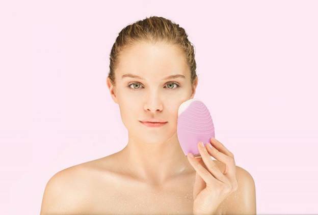 Sử dụng máy rửa mặt chuyên dụng để giúp bạn làm sạch da mặt kỹ càng hơn