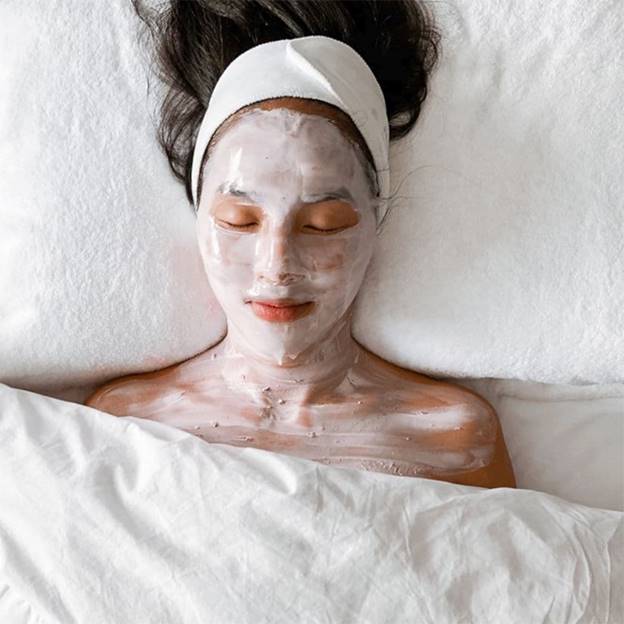Đắp mặt nạ trước khi ngủ giúp bạn và cả làn da được nghỉ ngơi, thư giãn sau ngày dài