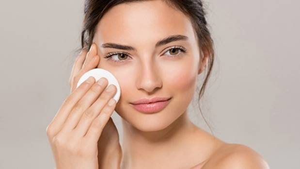 Dùng các sản phẩm tẩy trang để làm sạch da mặt khỏi chất vật lý, hóa học bám trên da