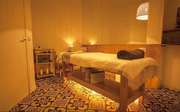 Nội thất đơn giản giúp thiết kế spa mini rộng rãi và gần gũi hơn