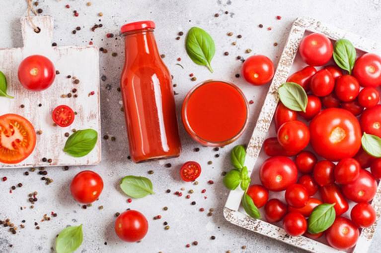 Nước ép cà chua giúp ngăn chặn sự hủy hoại collagen trong tế bào da