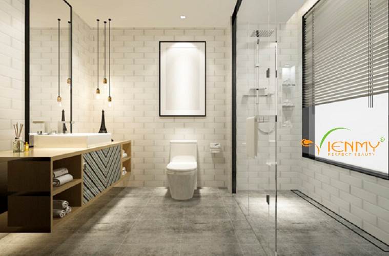 Không gian phòng tắm spa tại nhà rộng hơn với thiết kế gương soi và ánh sáng