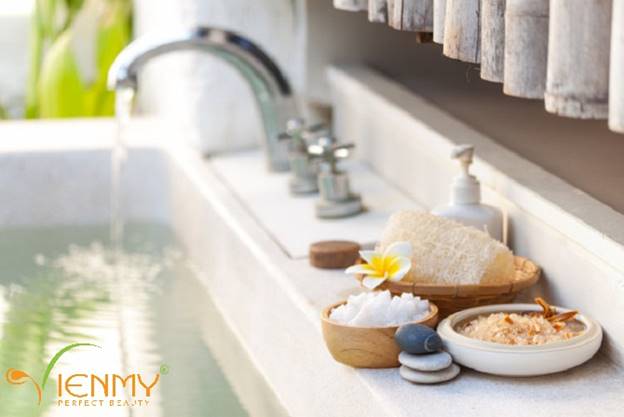 Kết hợp ngâm tắm massage với thảo dược, muối giúp nâng hiệu quả trị liệu khỏe - đẹp.