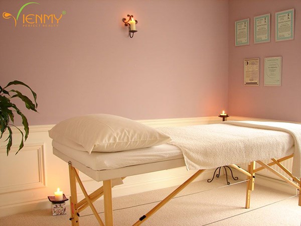 Giường spa sạch thơm sẽ tạo điểm nhấn nội thất, tăng tính chuyên nghiệp của dịch vụ.