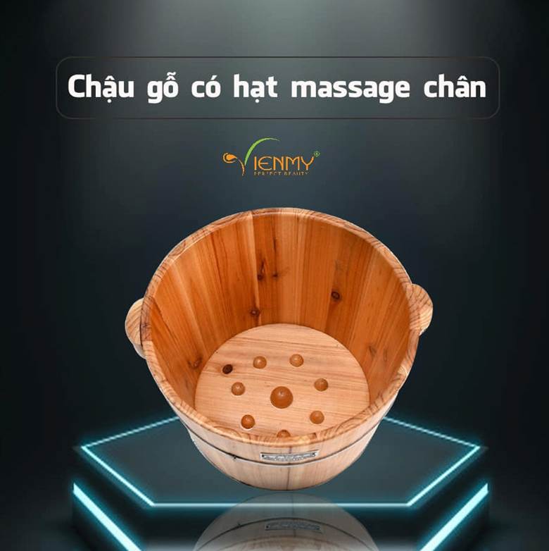 Bên trong rộng rãi, một số chậu gỗ có lắp đặt các hạt massage để người dùng ngâm chân thêm thư giãn