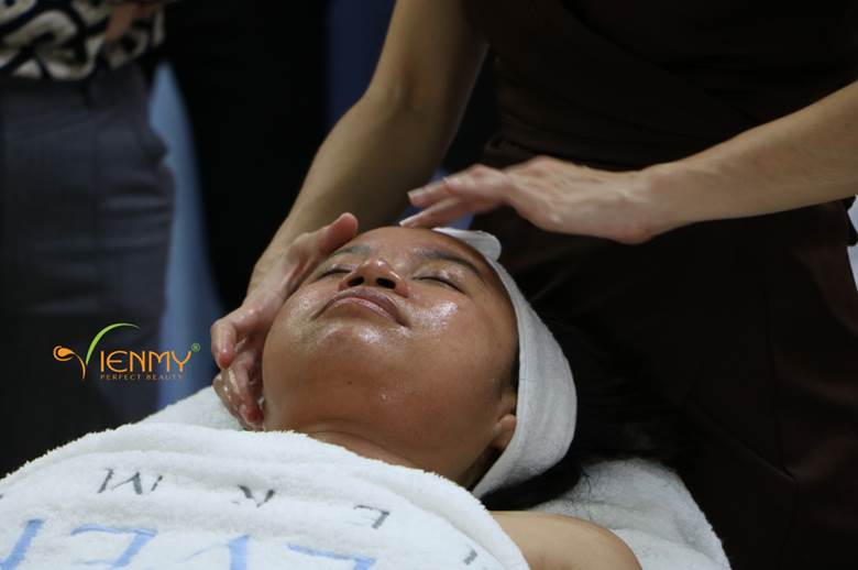 Kỹ thuật massage mặt giúp thanh lọc da trong môi trường ô nhiễm