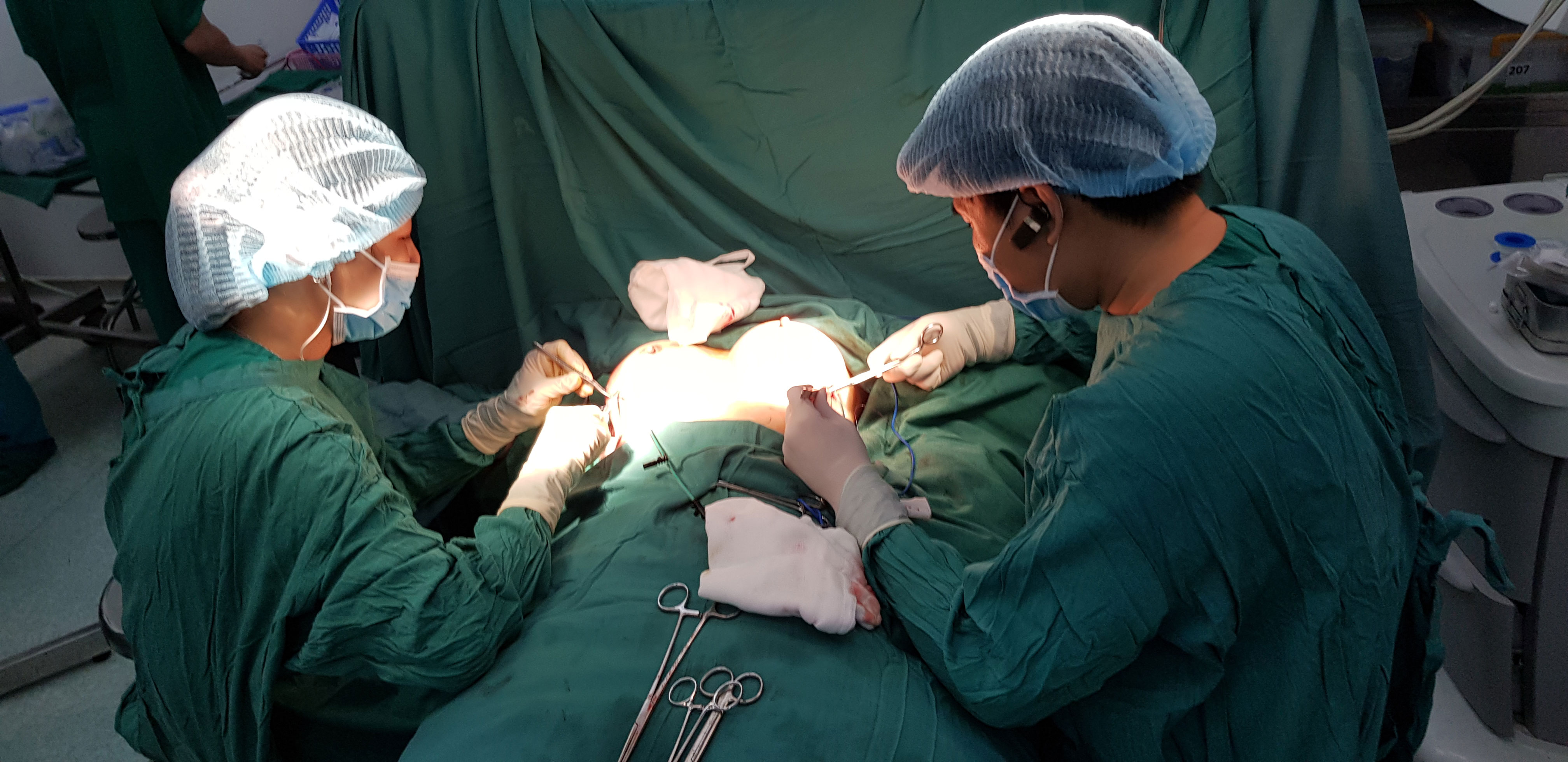 Phẫu thuật đặt túi ngực chỉ được làm tại bệnh viện có chuyên khoa