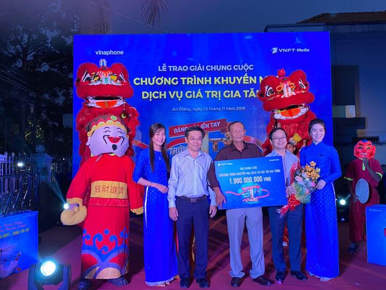 Ông Nguyễn Sơn Hải – Phó tổng giám đốc VNPT - Media và ông Trần Thế Tuyên – Giám đốc VNPT An Giang trao thưởng cho khách hàng