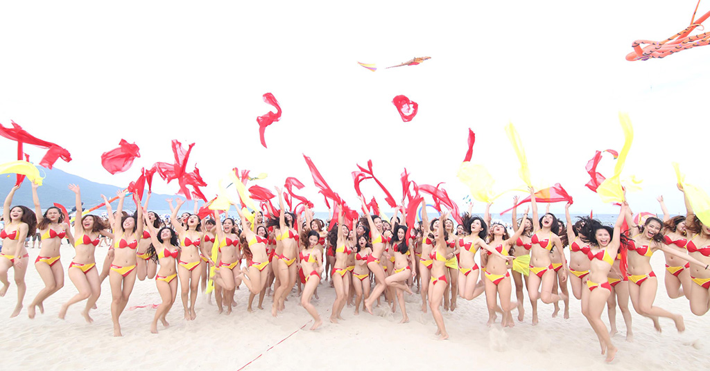 Các người đẹp trong trang phục Bikini đốt cháy bãi biển Đà Nẵng.