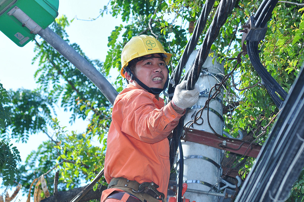 Công nhân EVN Hà Nội triển khai nhiều phương án đảm bảo cung ứng điện ổn định cho nhân dân trên địa bàn Thủ đô. 