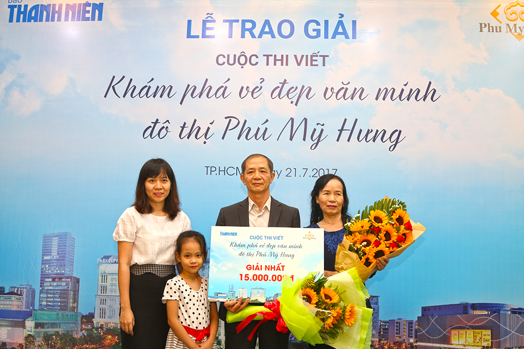 Cả gia đình 3 thế hệ của tác giả Nguyễn Văn Lợi cùng đến nhận Giải Nhất